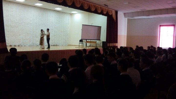 «Адамбыз ба?» қойылым