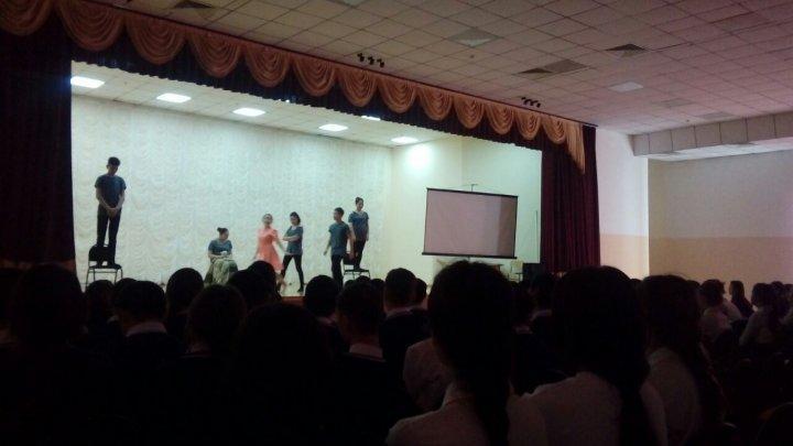 «Адамбыз ба?» қойылым