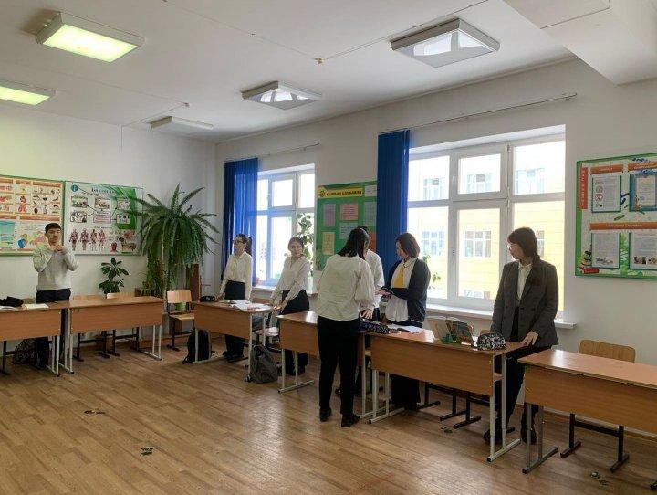 “Мектеп парламенті” мен “Жас Ұлан” ұйымының мүшелері әр апта сайын оқушылардың мектеп формасы мен тазалығын тексеріп тұрады