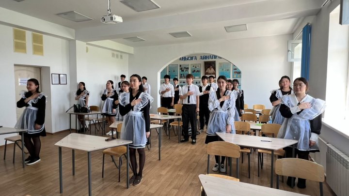 11-сынып оқушылары мемлекеттік бітіру емтиханын Қазақстан Республикасының Мемлекеттік Әнұранын орындау сәті